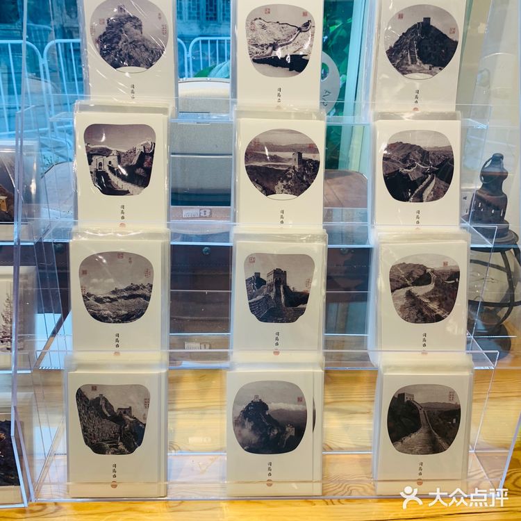 店内售卖各种款式的长城明信片、冰箱贴…
