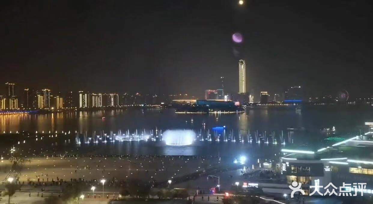 东方之门首家 360°湖景餐厅