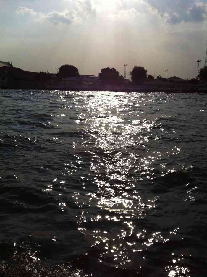 打分 夕阳下的河面,真的是浮光跃金哈