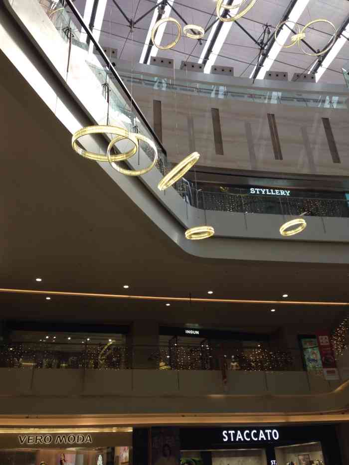 这一边的商圈也是超多的 皇庭广场连73会展中心 连城新天地到购物