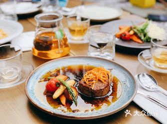 看起来油渍渍的，一块牛肉泡在油里