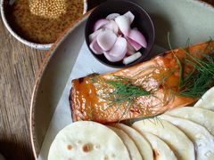 烟熏三文鱼配烤饺子皮及芥末籽酱-BOR Eatery(安福路店)