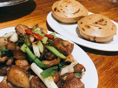红糖馒头配秘制回锅肉-凯华海鲜火锅·传承三十六年