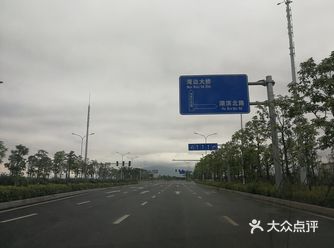 乌龙江的东边是福州的仓山区，乌龙江的西岸是闽侯上街镇