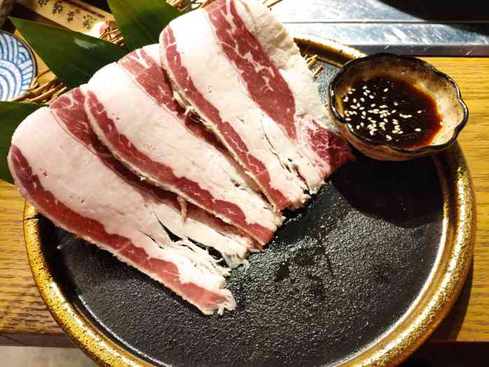 隐庐烤肉(三里屯店"三个人在大众点评看了好久 决定来吃烤肉.