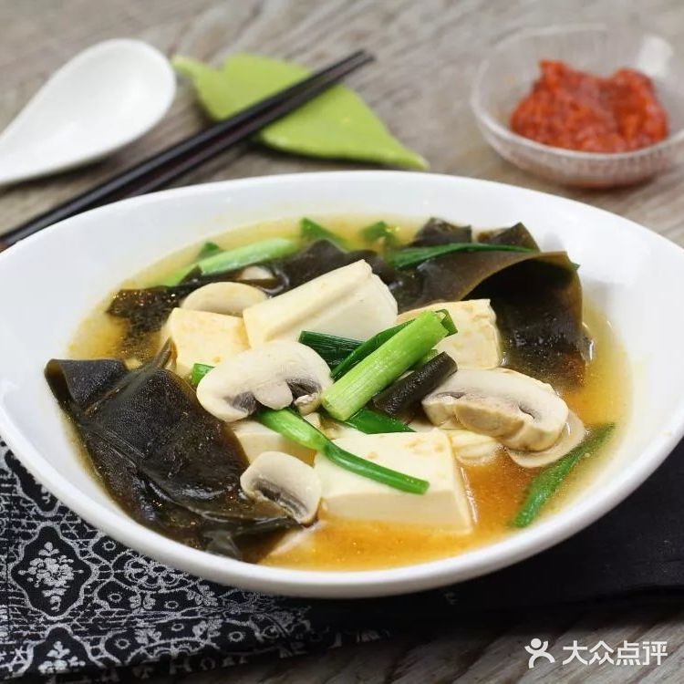 燕麦里加点小米，做成燕麦小米粥，喝起来清香绵柔