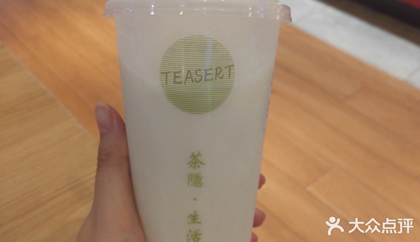 很爱蜜桃的味道。下面是蜜桃果肉加茶，上层是厚厚的芝士