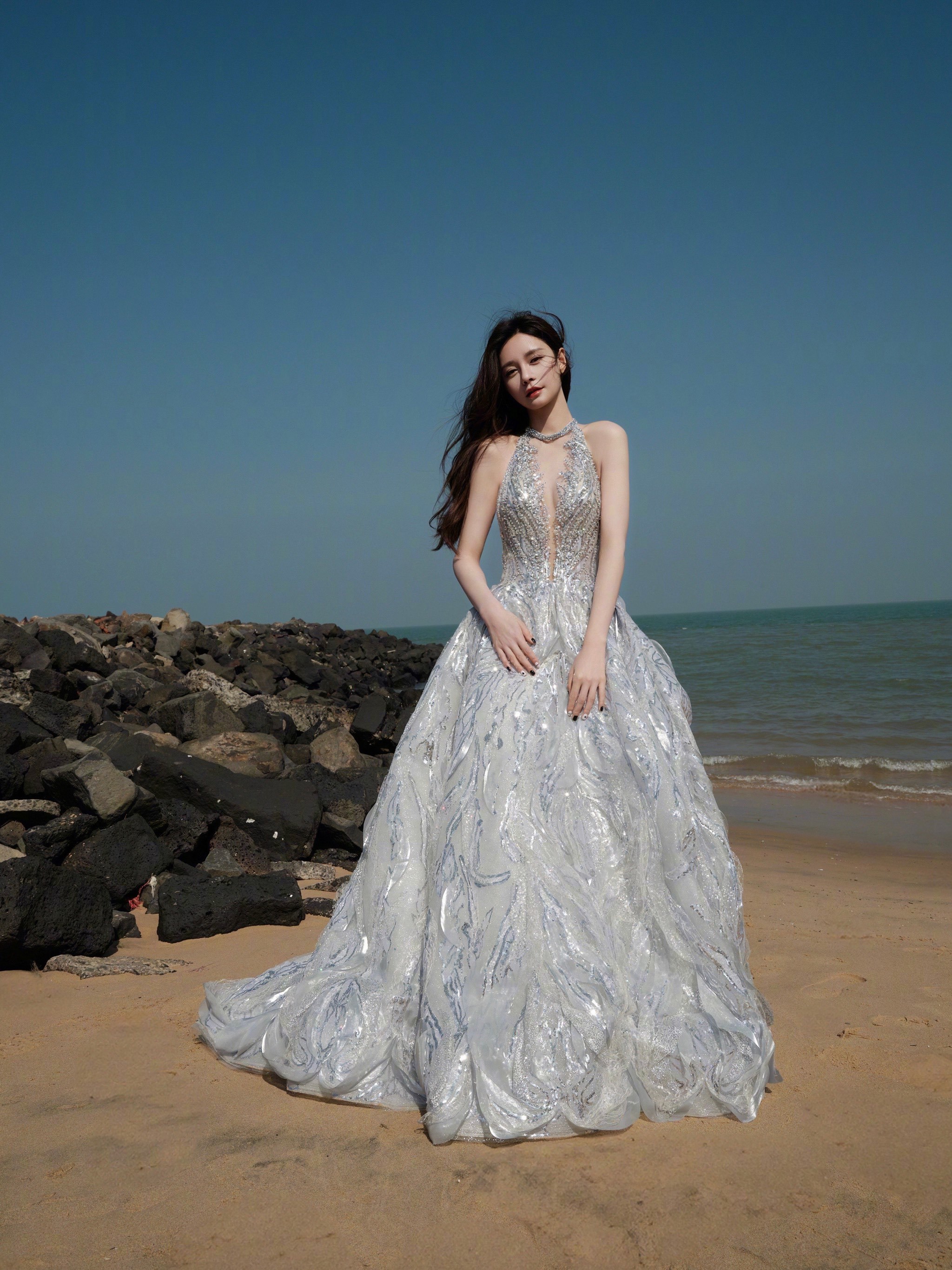 这是海的女儿吧 沈梦辰银色亮片礼服到货超美🌊