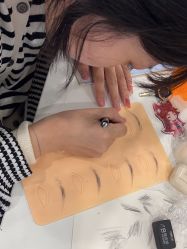 -小乐化妆美甲半永久培训学校