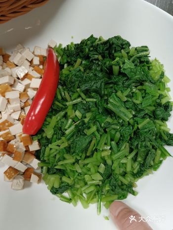 招牌红烧老鹅煲，精选上等老鹅，肉质鲜嫩，脂肪均匀