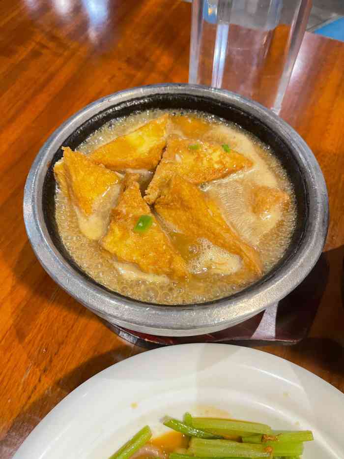 转到这家余记小馆,人不太多