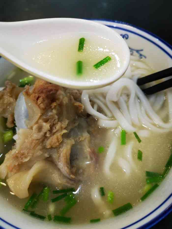 筒子骨鲜粉(长沙总店)-"点的大筒子骨粉.粉是桂林米粉口感我很喜欢.