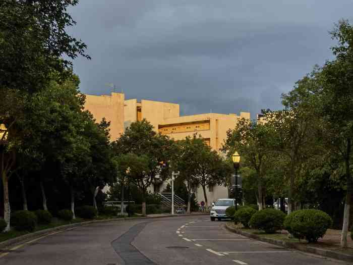 南京师范大学(仙林校区)-"南京师范大学是师范类的首选,在98521.