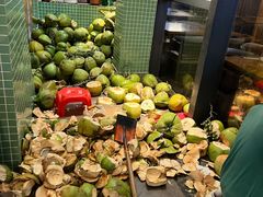 堆成小山坡的椰子-南国锋味椰子鸡(瀚海店)