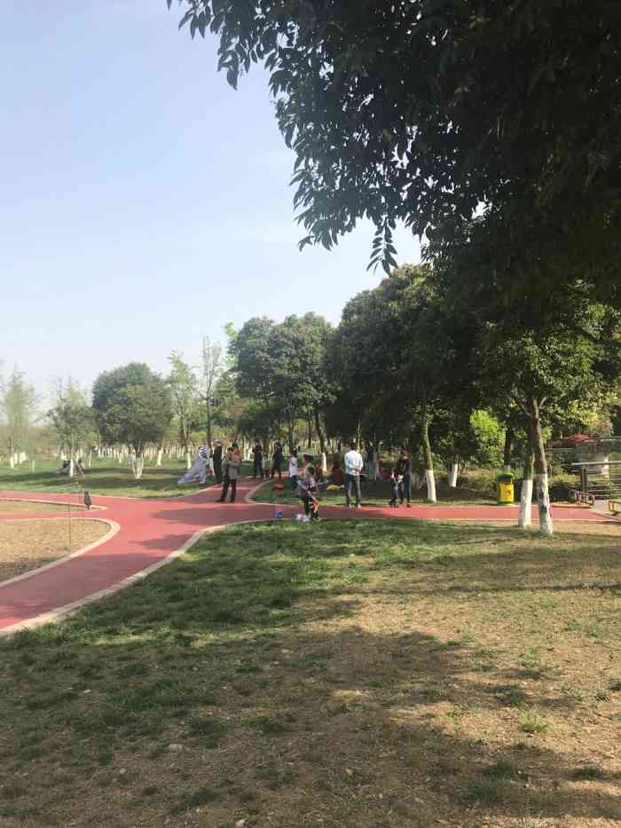 苏绵公园开心游乐园"这个游乐园在德阳市的绵竹市的苏绵公园内.