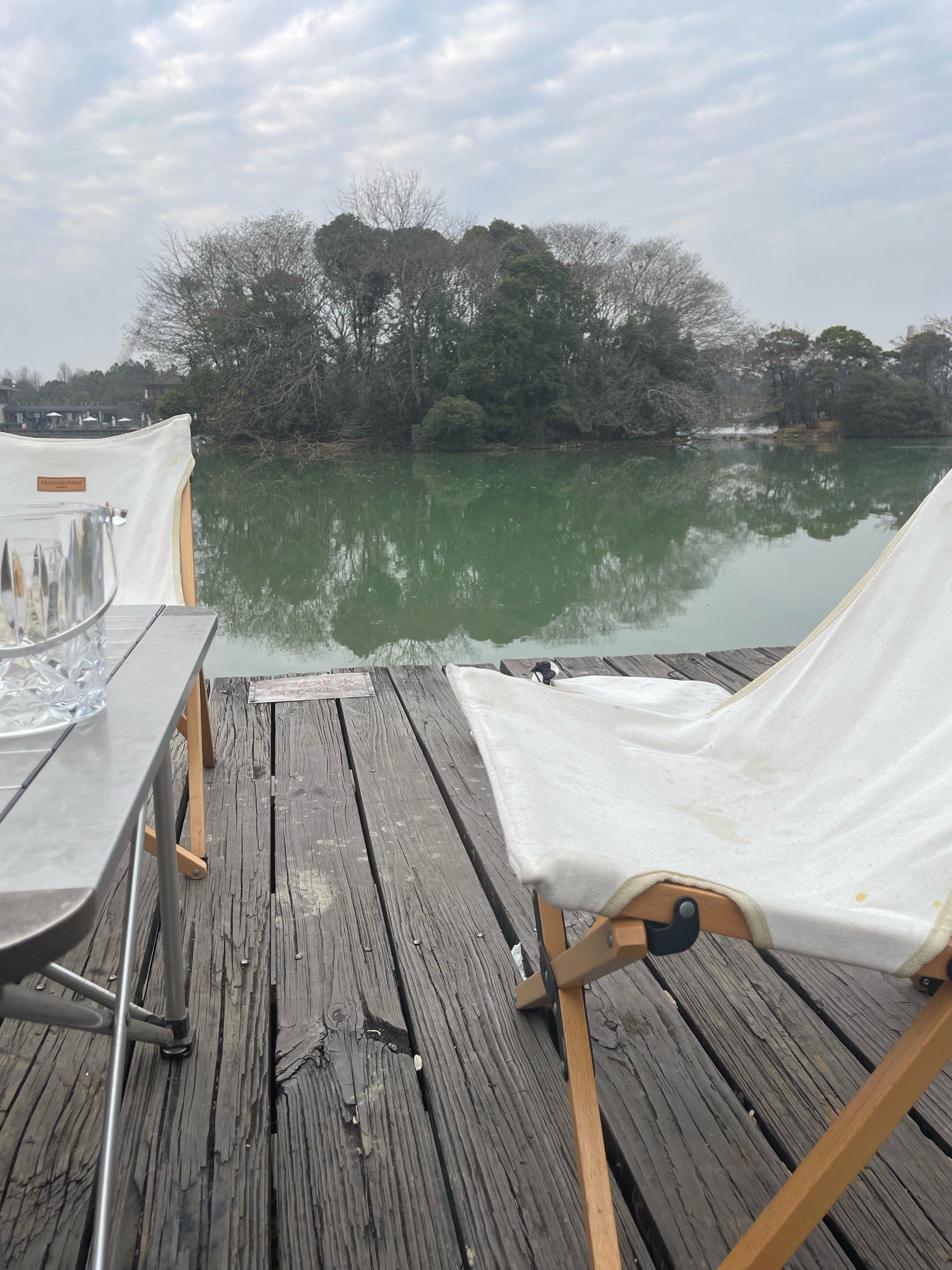 湖边的悠闲时光