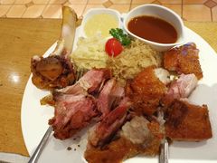 烤猪肘配酸菜土豆泥-兰特伯爵西餐厅·啤酒屋(方庄店)