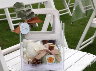 这个伴手礼跟草坪婚礼也太配了吧