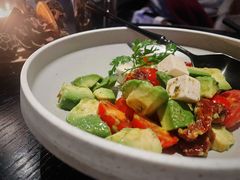 牛油果番茄菲达芝士沙拉-wineapp葡萄酒餐吧(外滩金融中心店)
