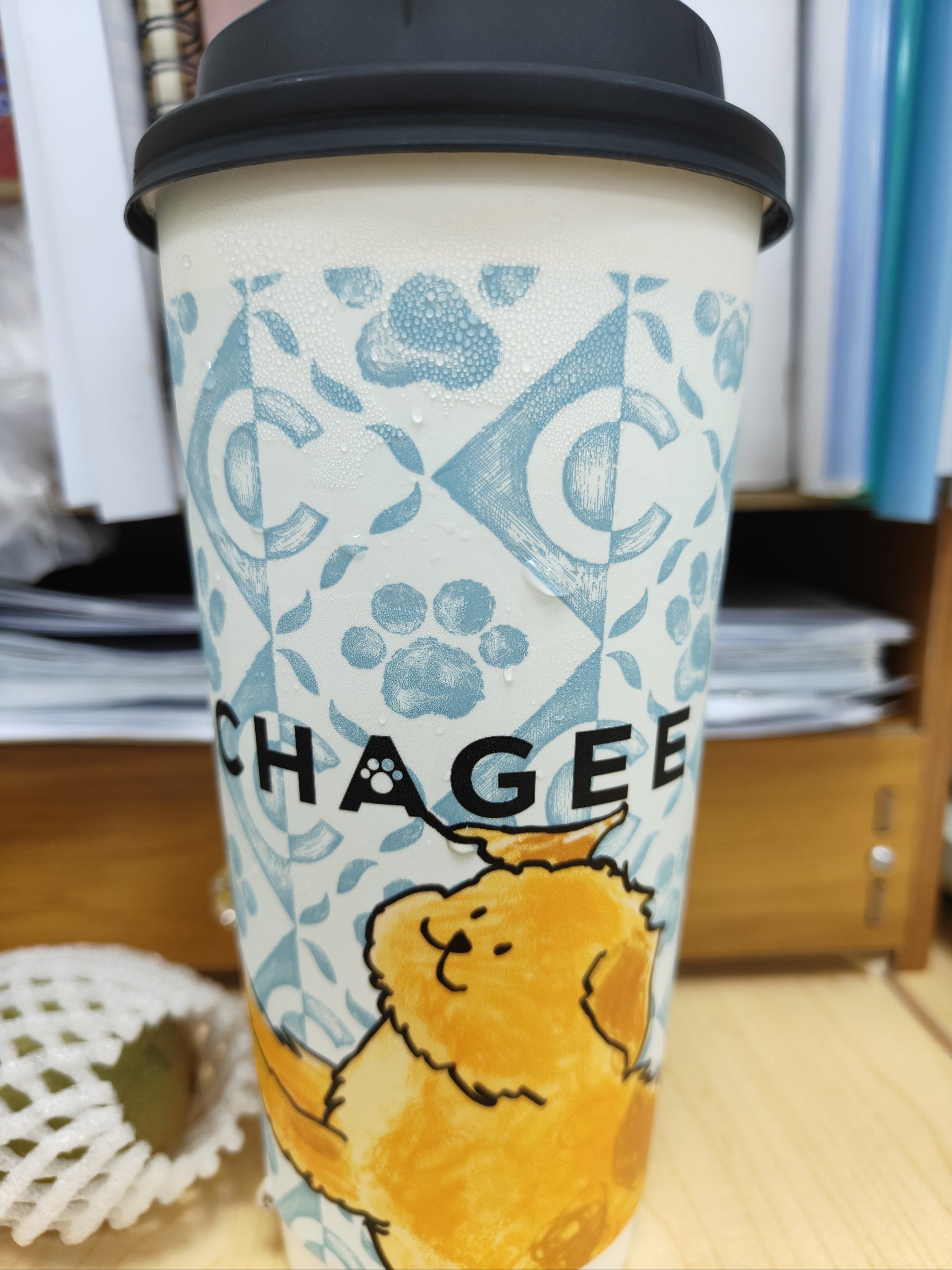 狗狗躲进奶茶里