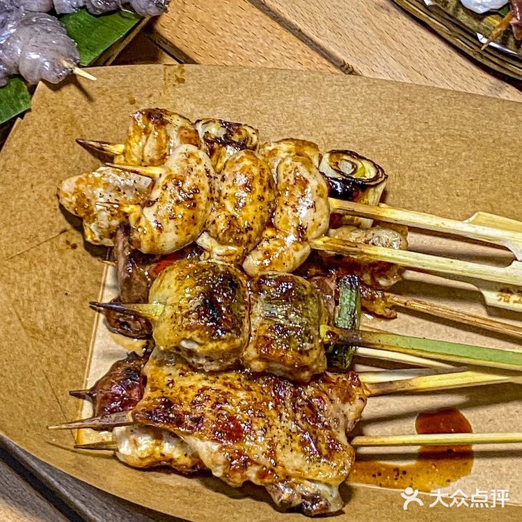 羡慕暨大的学生[流泪]学校后门的地摊烧鸟便宜又好吃！