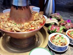 -沪小二炭火蛙锅(淮海中路美食不夜城店)