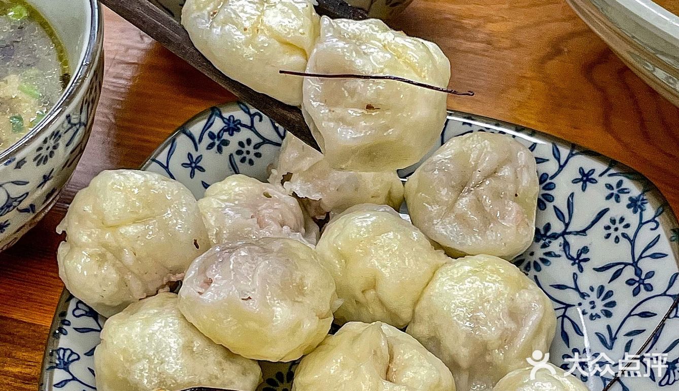 沾着汤吃的小笼包⁉️杭州首家松毛汤包🔥一口一个好吃哭我叻[流泪]