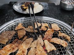 嫩嫩的梅花肉-芝士牛炭火烤肉
