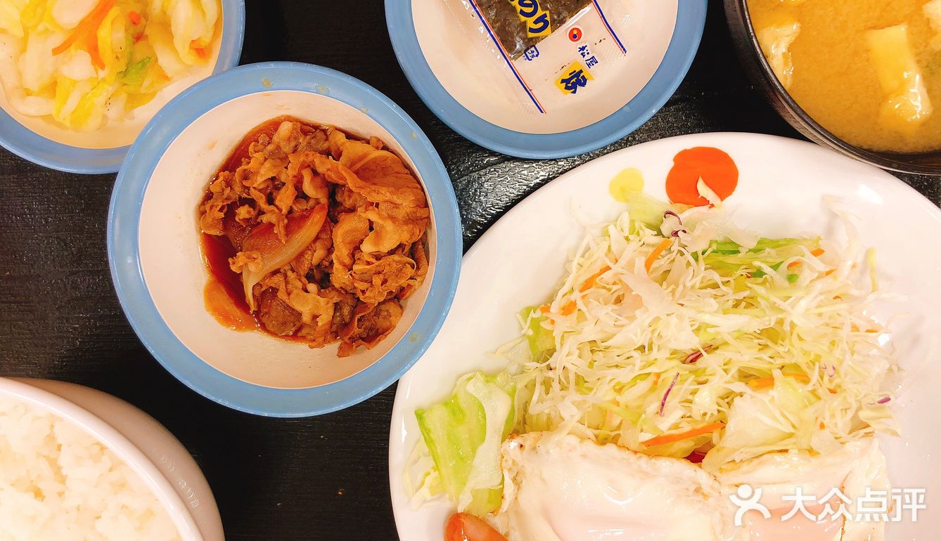 选择【松屋】解决早餐 进门就是自助机器，中文和日文的