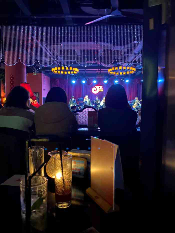 巨鹿路158的下沉式酒吧广场选择很多好几家店环境不错很放松座位蛮多