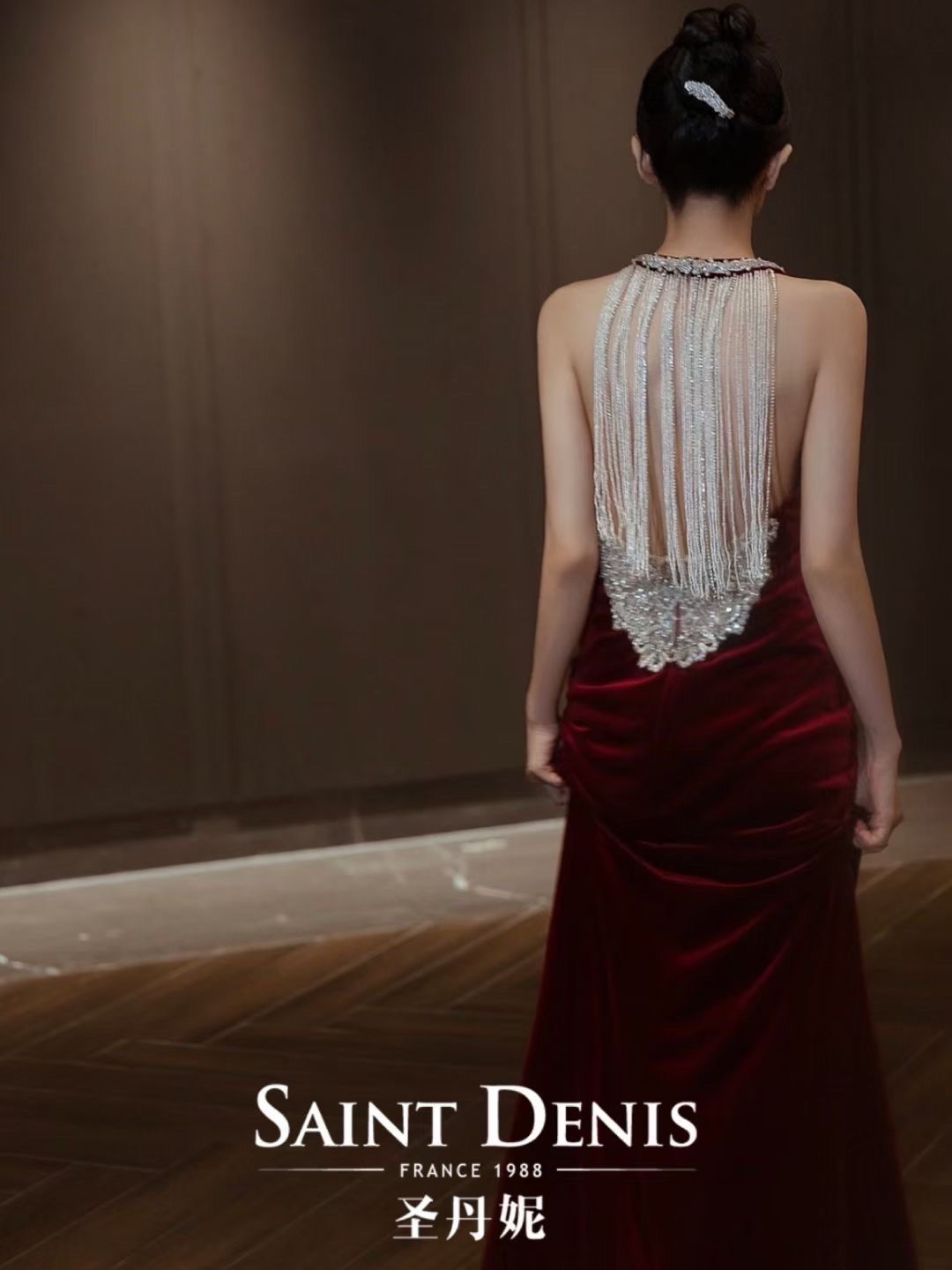 红丝绒流苏露背鱼尾礼服,凸显高贵优雅气质