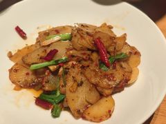 酸菜炒太安洋芋片-一坐一忘云南菜(北京skp店)