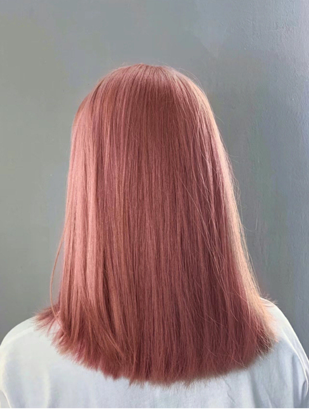 仙女发色粉色头发还是忍不住漂了头发
草玫瑰粉中带有一点杏色,很提