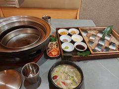 -围炉肉舍•炭烤活鳗•丹东海鲜烤肉(步行街店)