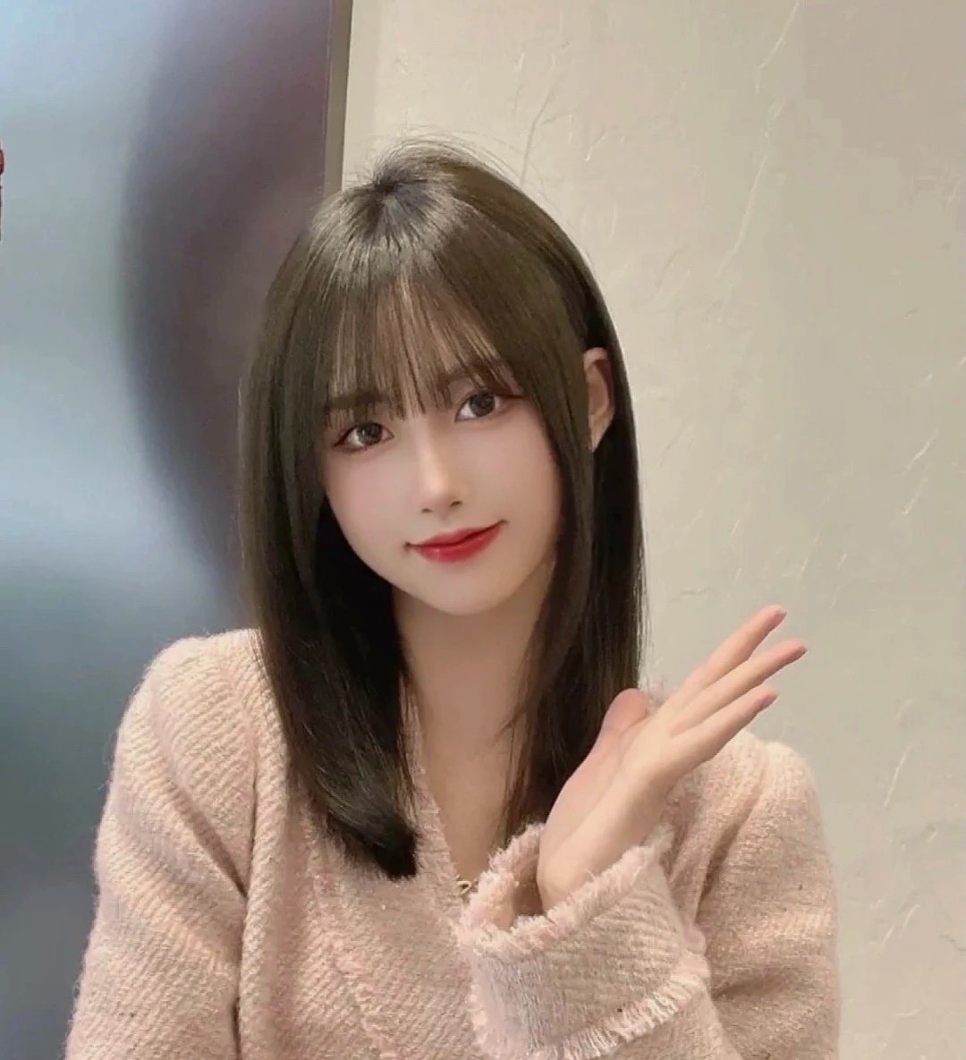 齐肩式锁骨发直发发型.发尾的头发被修剪的有点小碎发看起来灵动