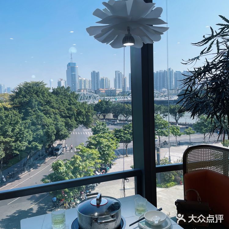 赏珠江享新鲜生蚝椰子鸡锅