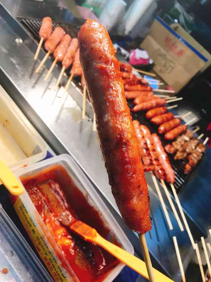 烤肠-"夜市里面的烤肠好多,这家看着特别诱人就买."-大众点评移动版