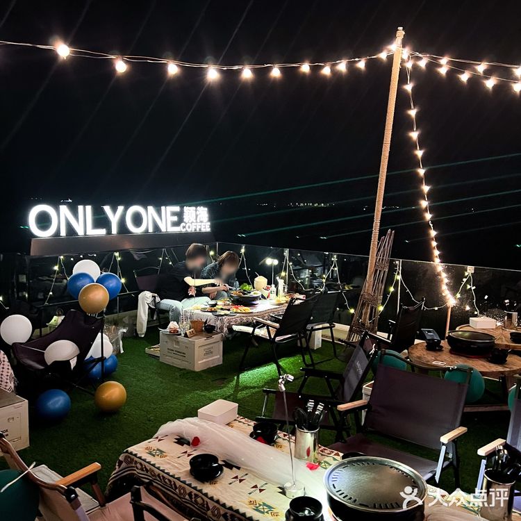 正在感受厦门夜景与海风的浪漫！