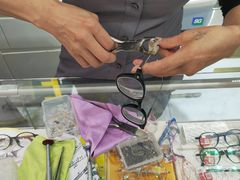 -美式眼镜·授权蔡司.依视路.尼康.豪雅.明月(人民广场店)