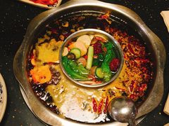 菌汤鸳鸯锅-茅草房·河畔园林火锅