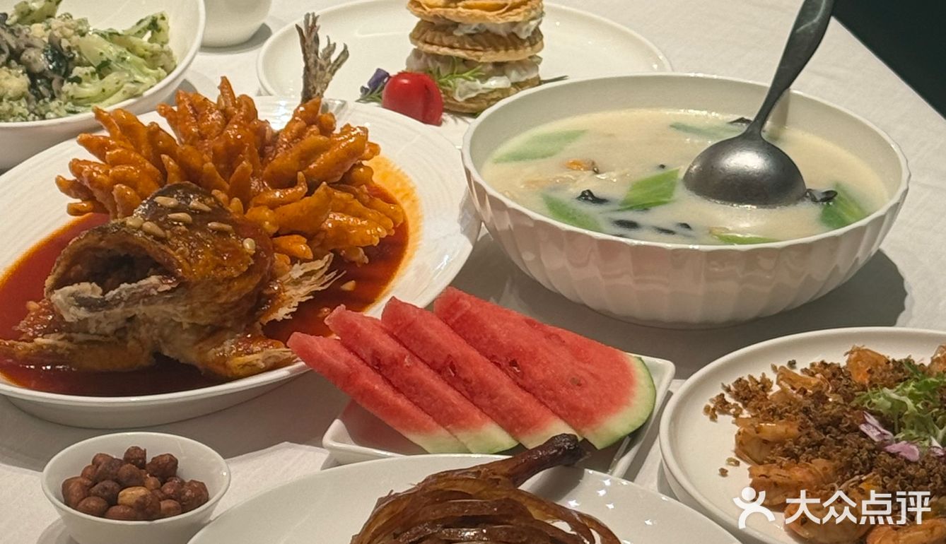 哦莫!发现一家巨大的餐厅別!