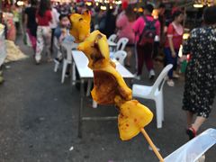 烤鱿鱼，沾汁有点辣-瓦洛洛传统市场