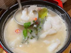 酸汤煮嫩滑鱼片-小大董·烤鸭(王府井apm店)