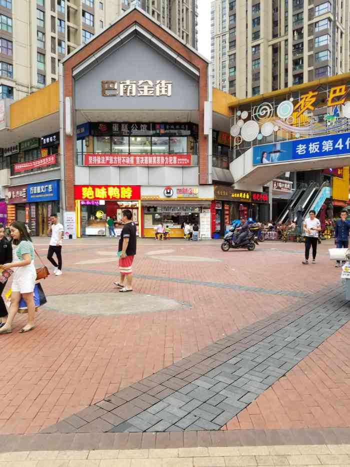 巴南金街-"位置在巴南万达广场旁边,街道两侧的两层临.