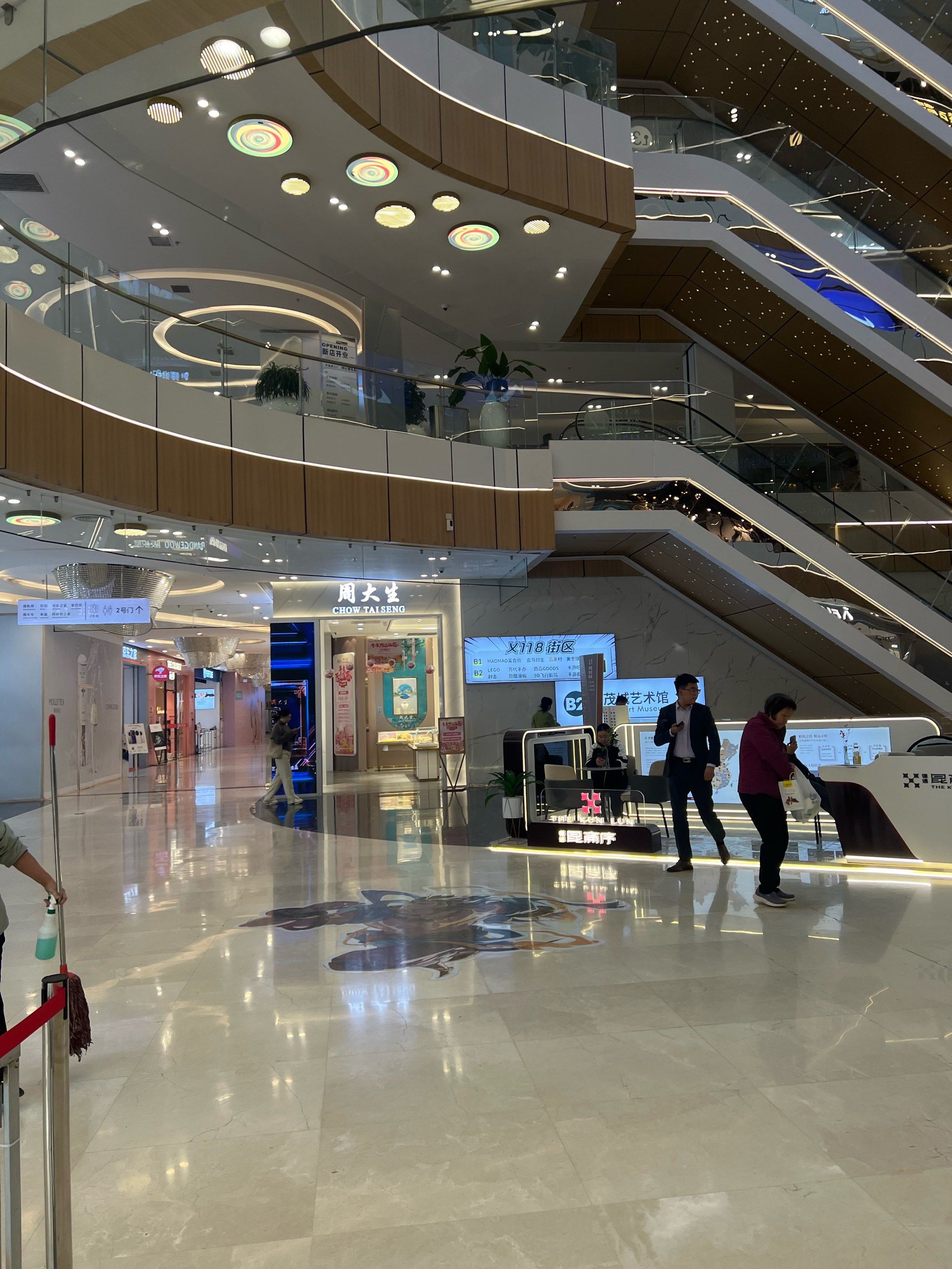 大茂城商场人潮汹涌