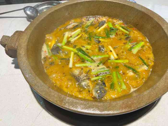 石锅土鲫鱼最喜欢鲫鱼了怎么煮都非常鲜爱死了