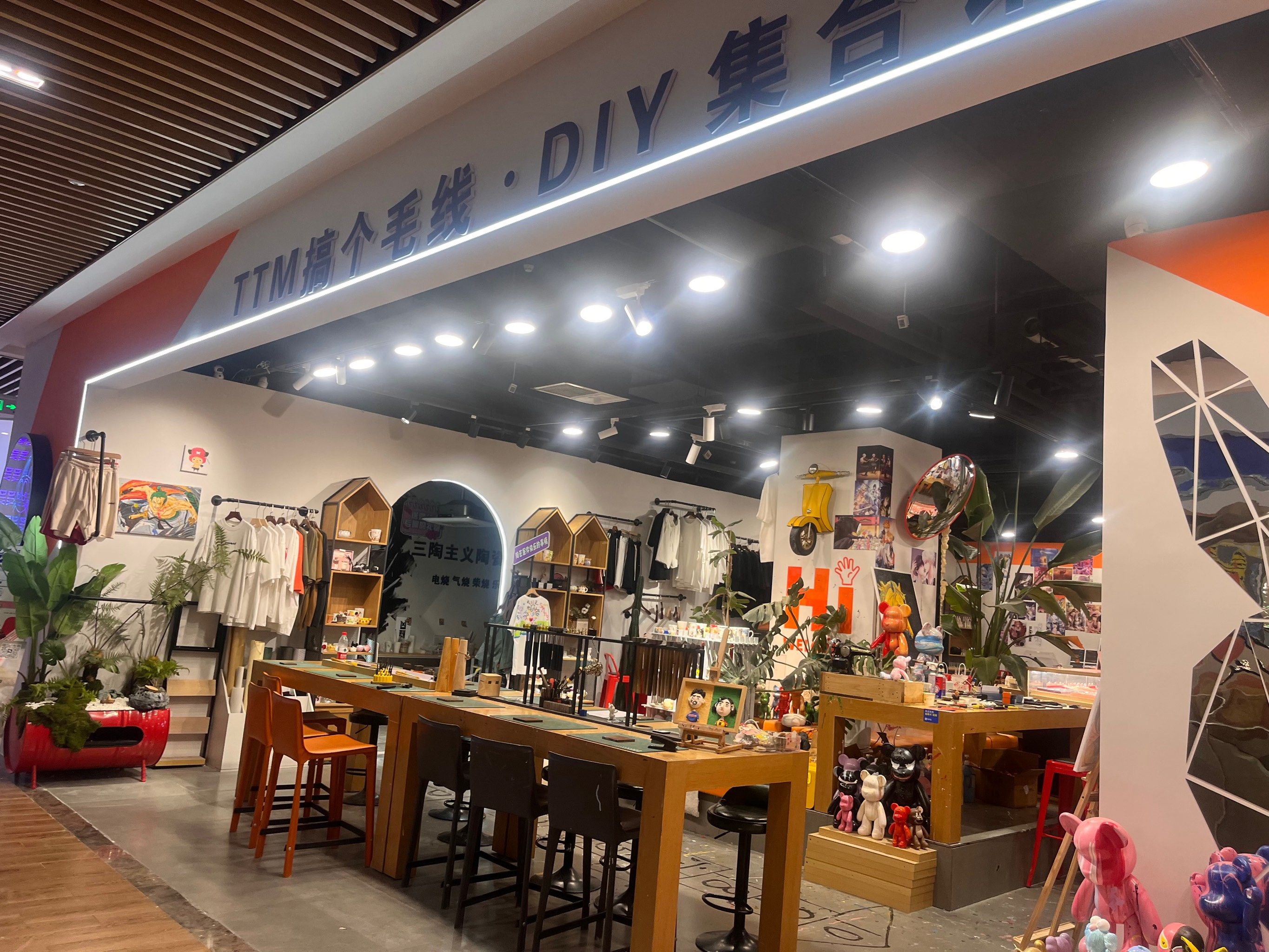 就在熙熙mall二楼的商场室内石膏娃娃涂鸦