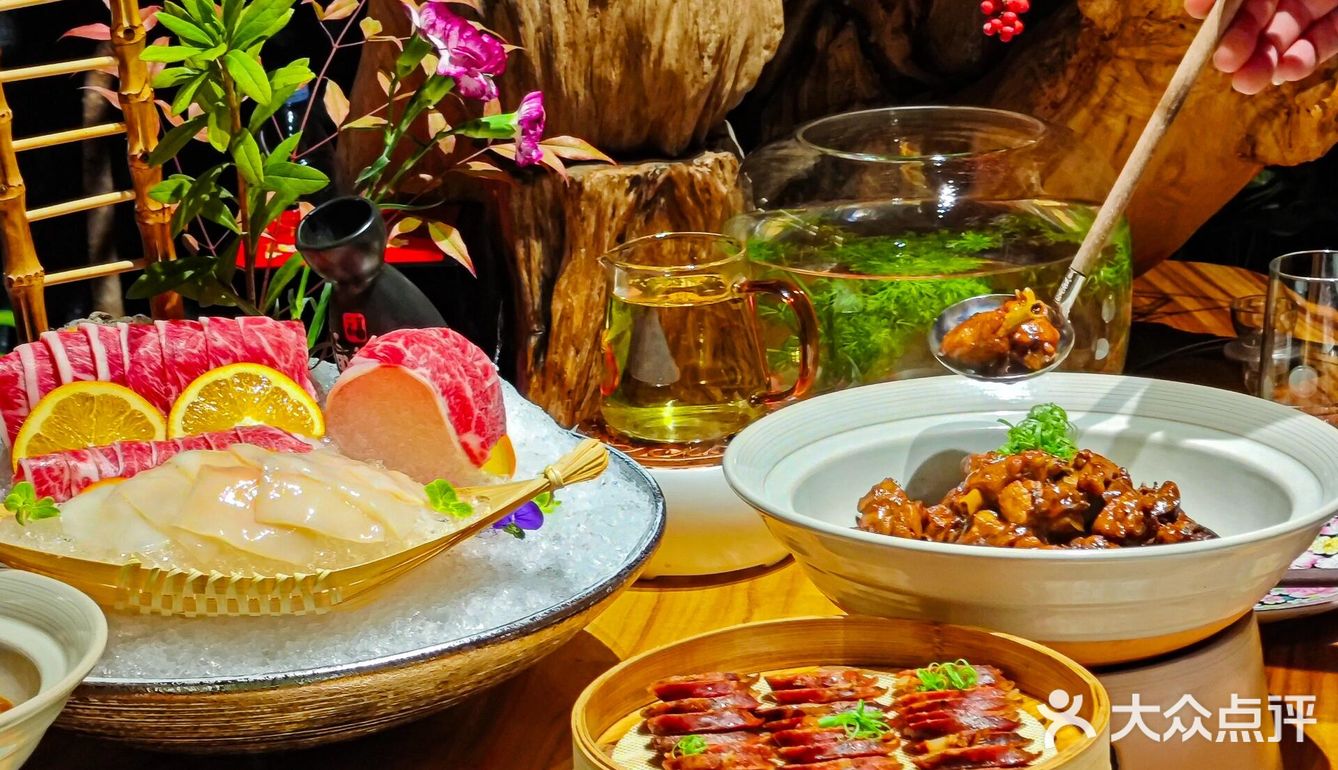 在武汉汉口江滩的尚席·私房菜环境宜人,美食佳肴琳琅满目