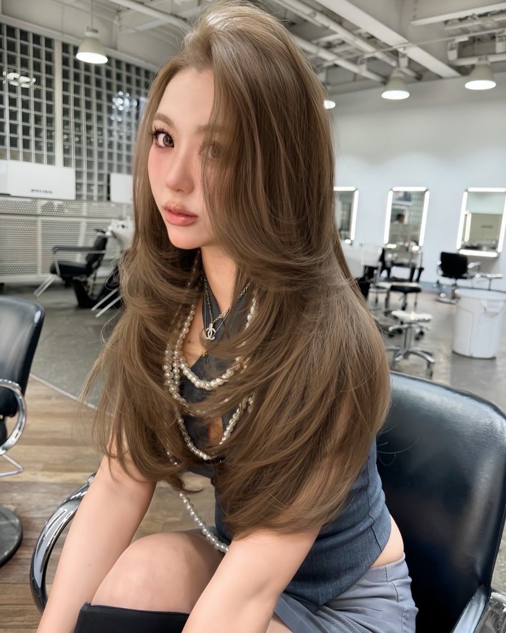 n
• 减龄显嫩:相较于深棕色