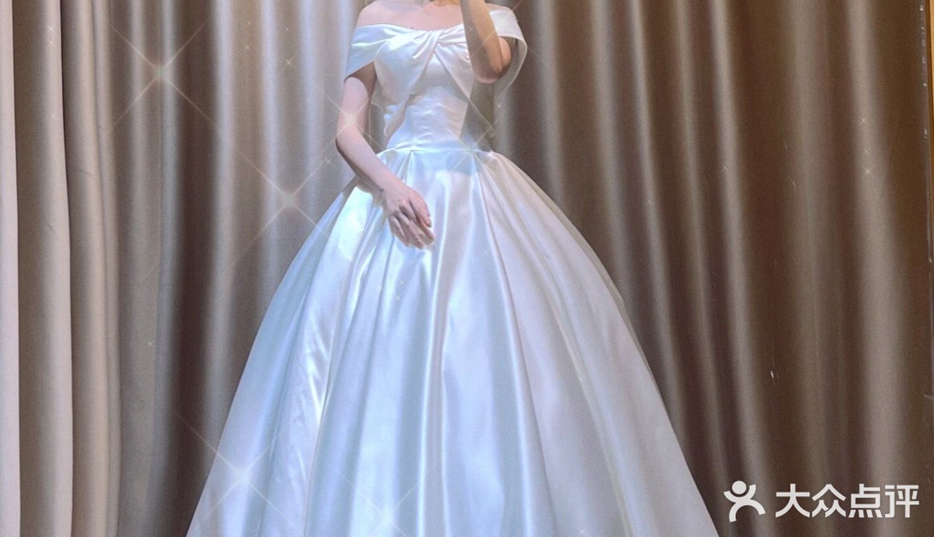 每个女孩都对自己穿上婚纱的样子
充满各种美好幻想..☁